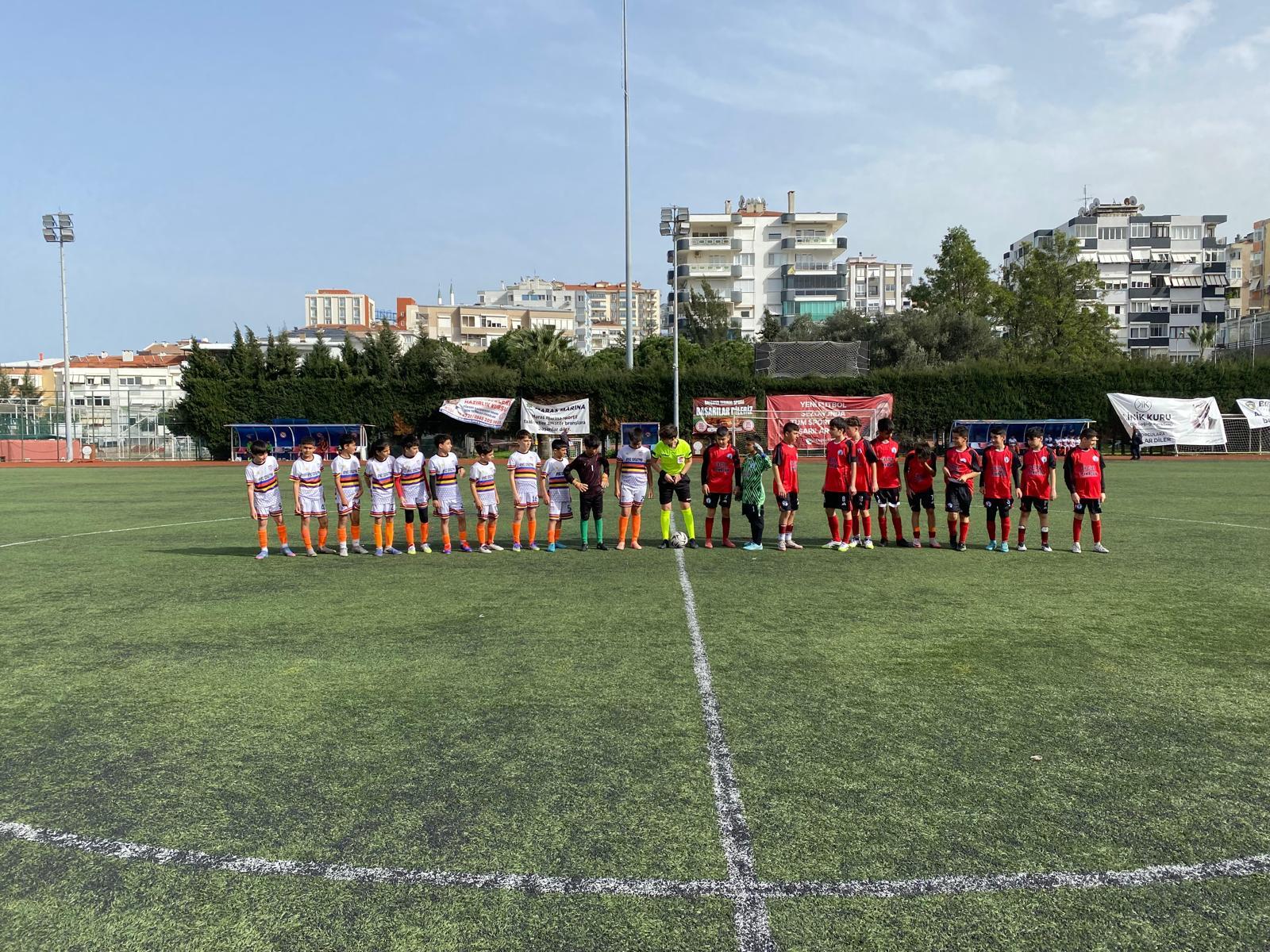 Lig maçı öncesinde takımların saha dizilişi