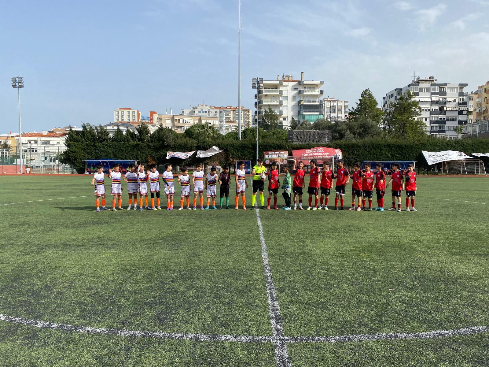 Lig maçı öncesinde takımların seremoni fotoğrafı