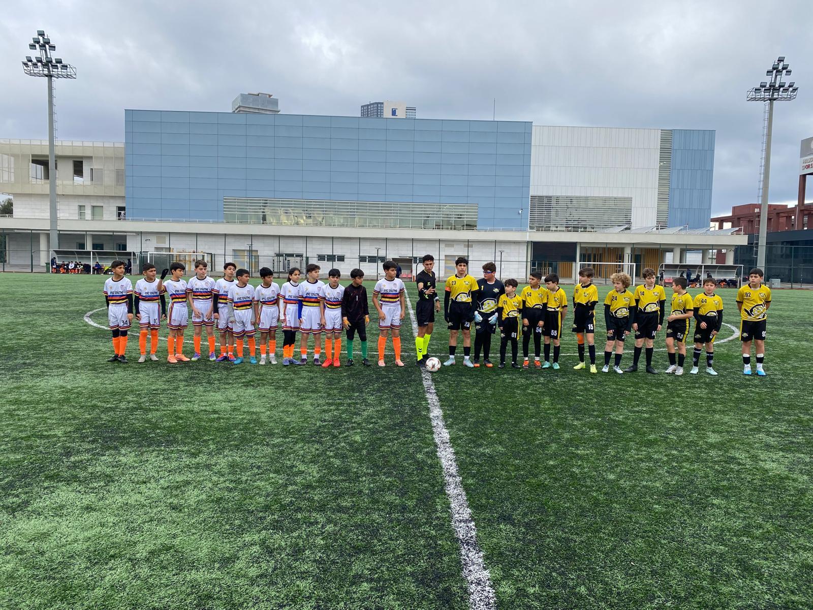Lig maçı öncesinde sahada dizilen takımlar