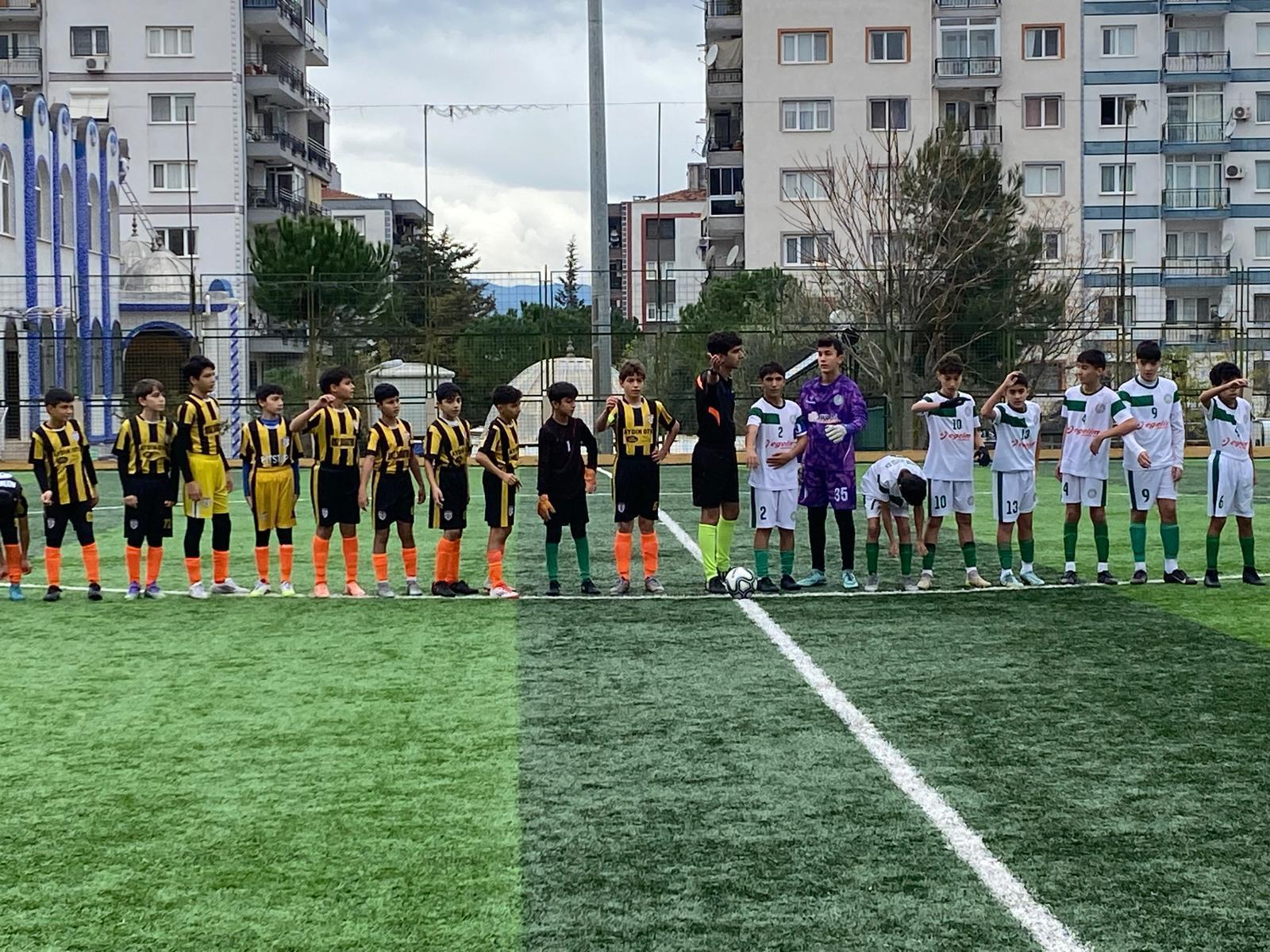 Maç öncesinde saha içinde dizilen takımlar