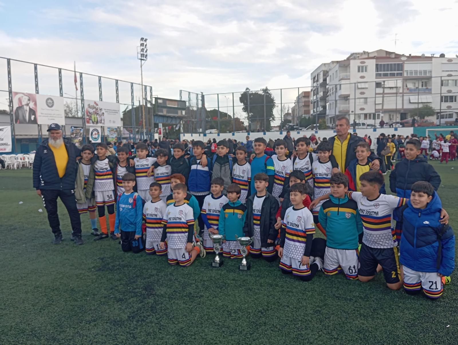 Turnuva sahasında toplu takım fotoğrafı