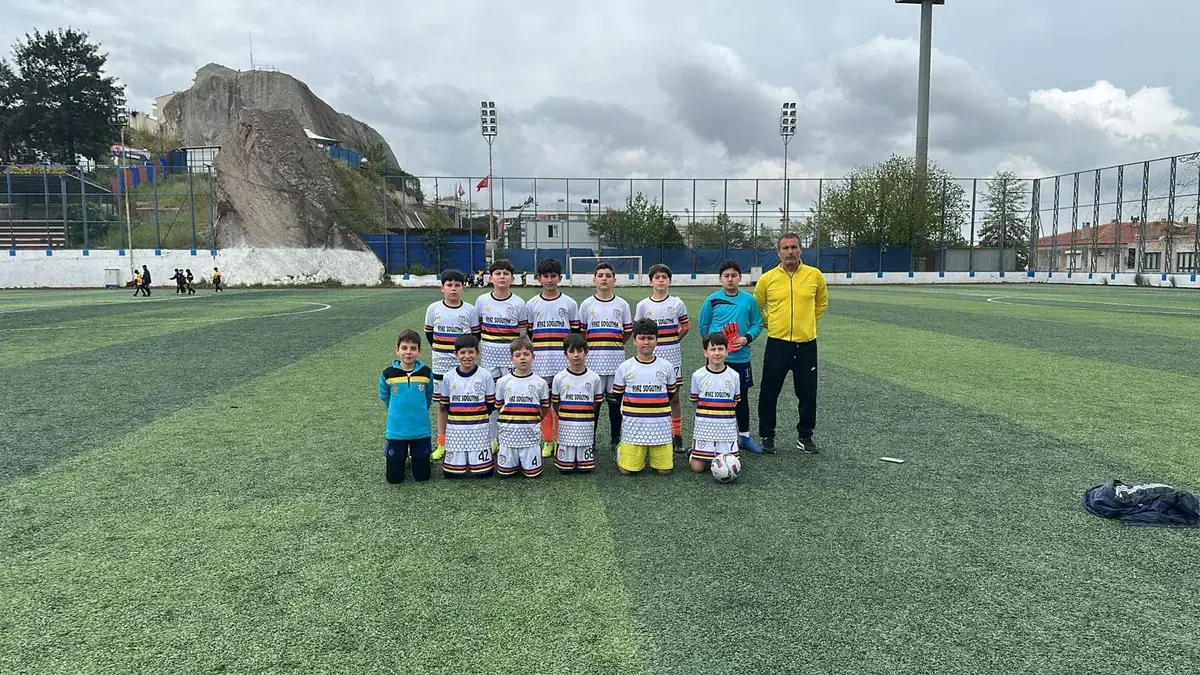U11 2015 yaş grubu beyaz forma saha pozu