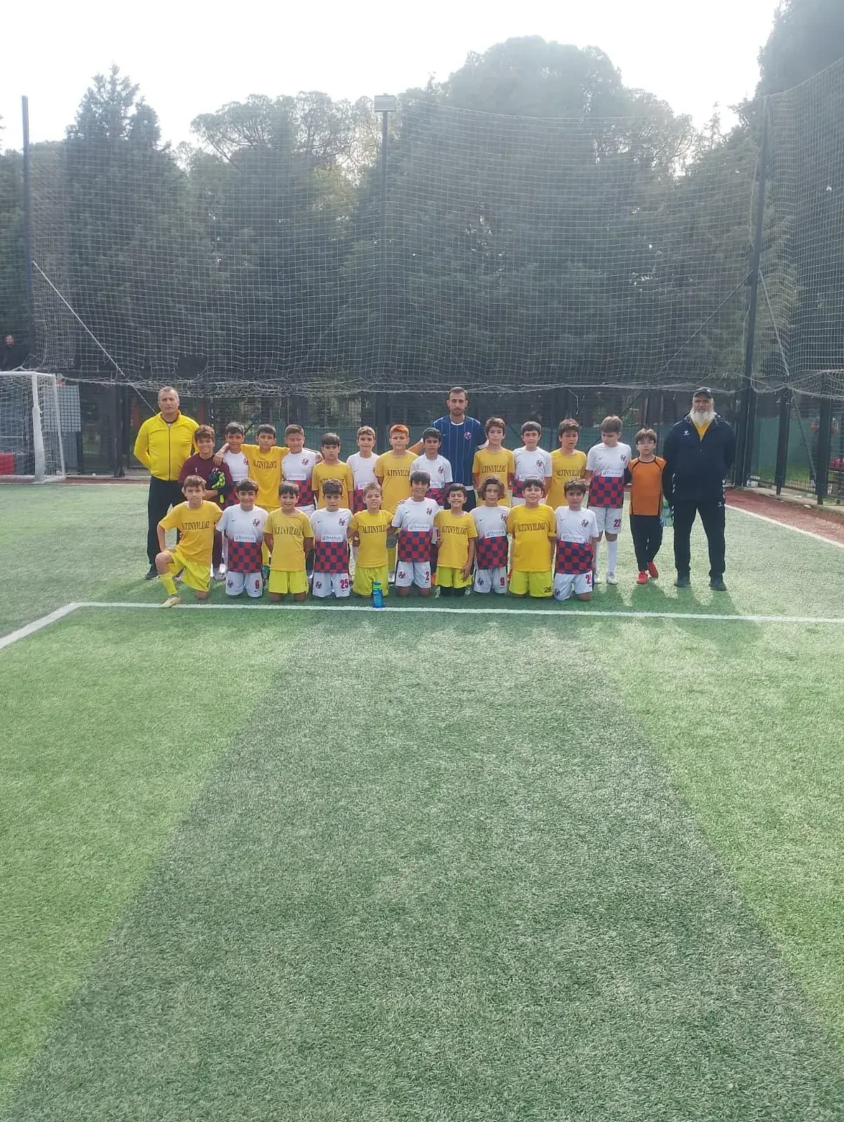 U11 2015 yaş grubu gece antrenman sahasında takım fotoğrafı