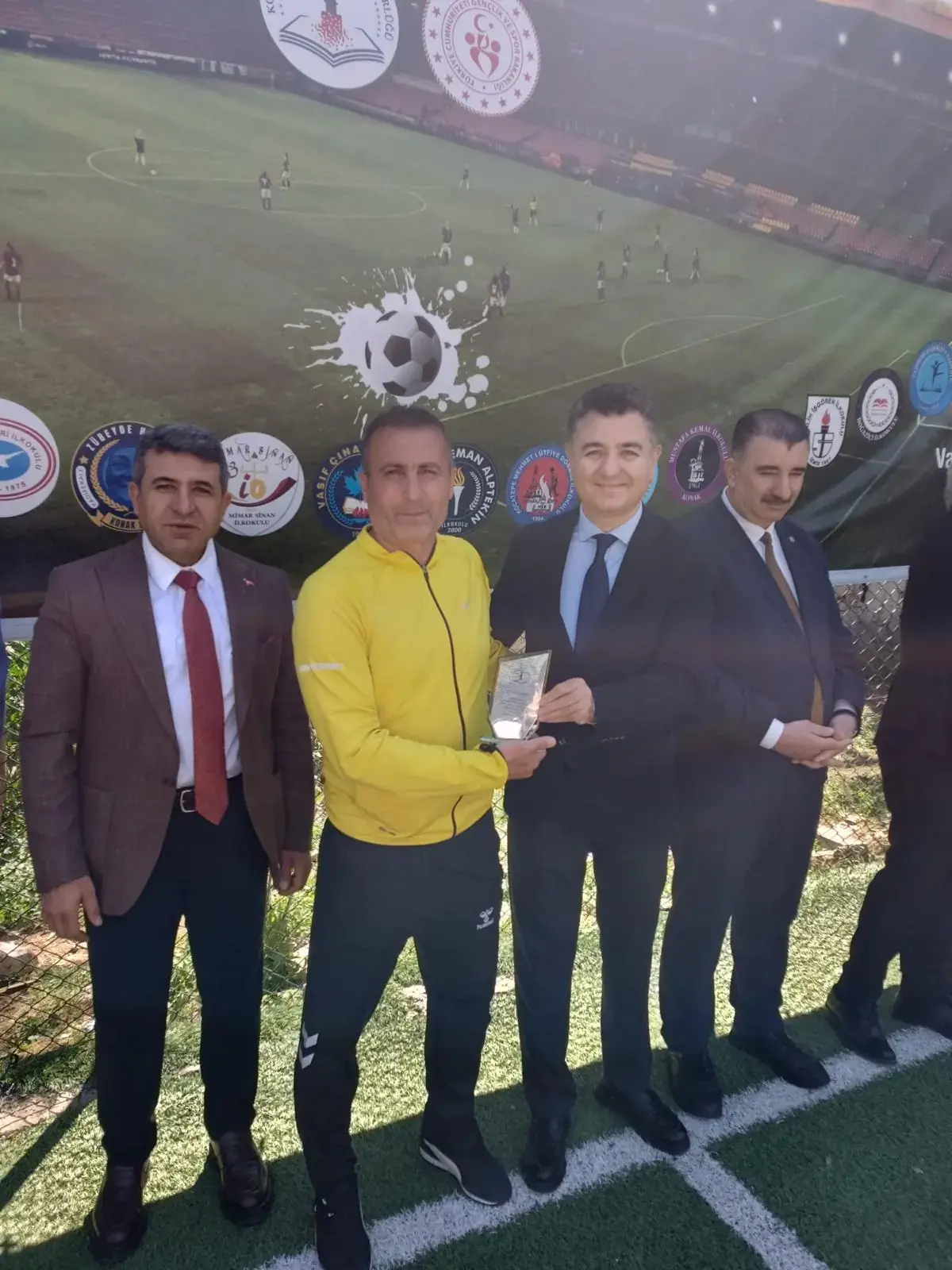 U11 2015 yaş grubu kupa takdimi