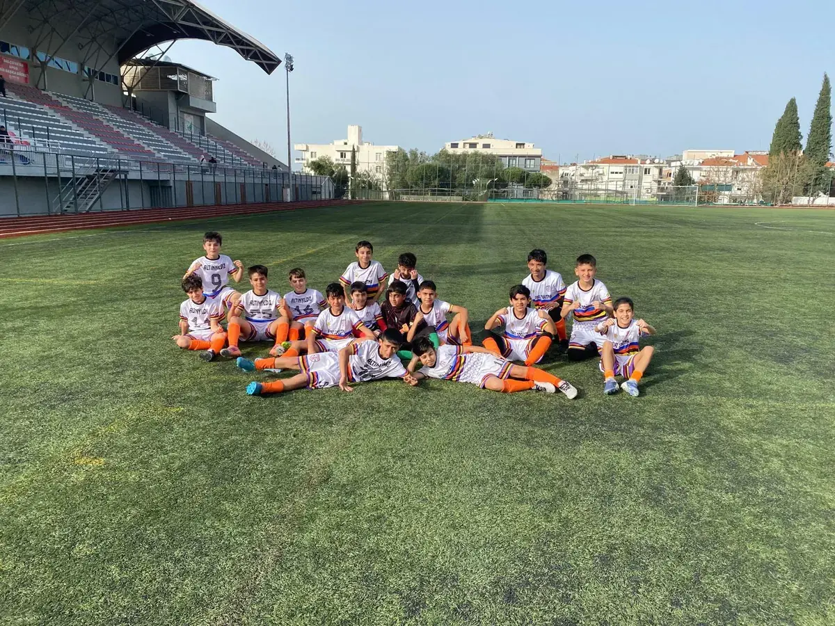 U11 2015 yaş grubu turuncu forma saha pozu