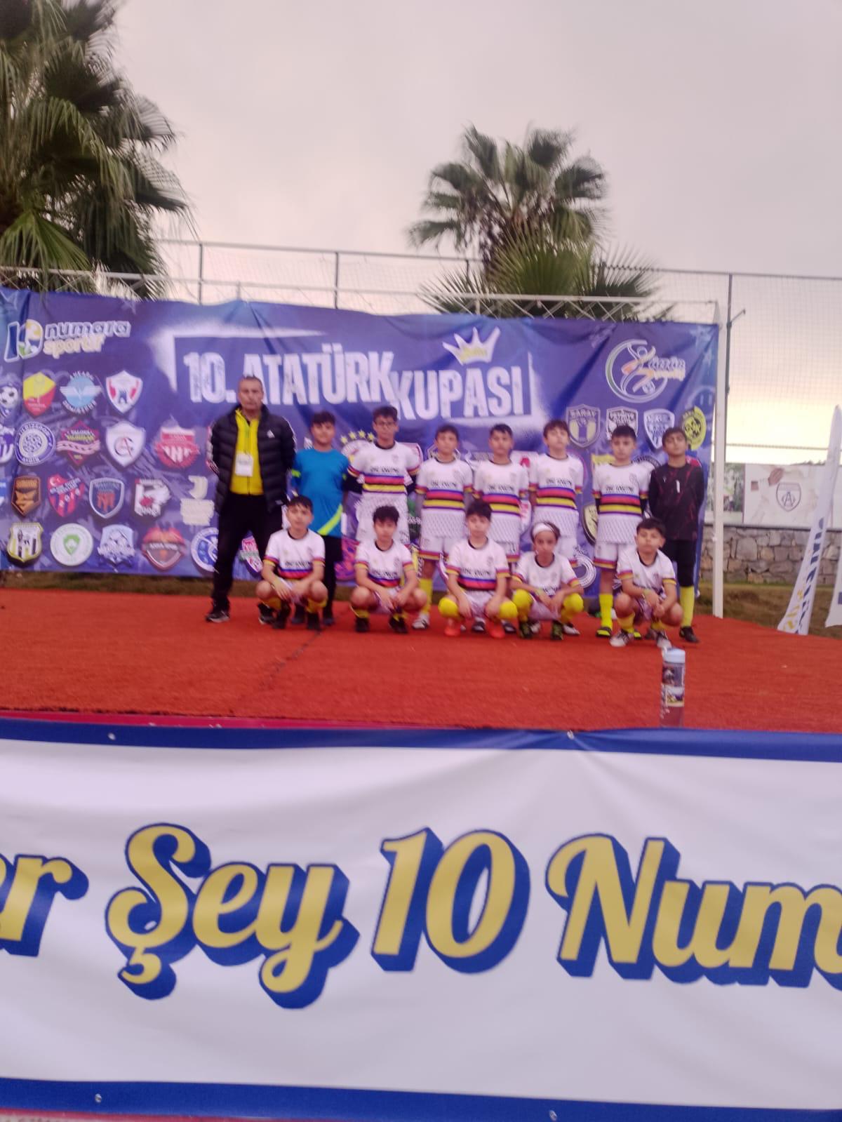 U11 2015 yaş grubu Atatürk Kupası sahnesinde oyuncu pozu