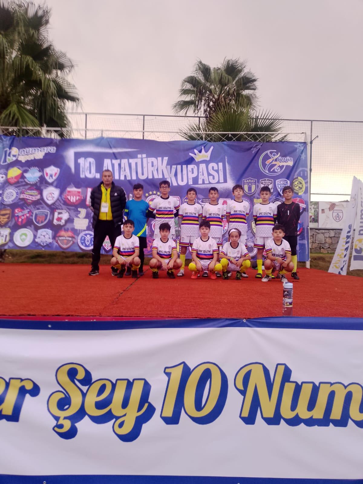 U11 2015 yaş grubu Atatürk Kupası sahnesinde ödül anı