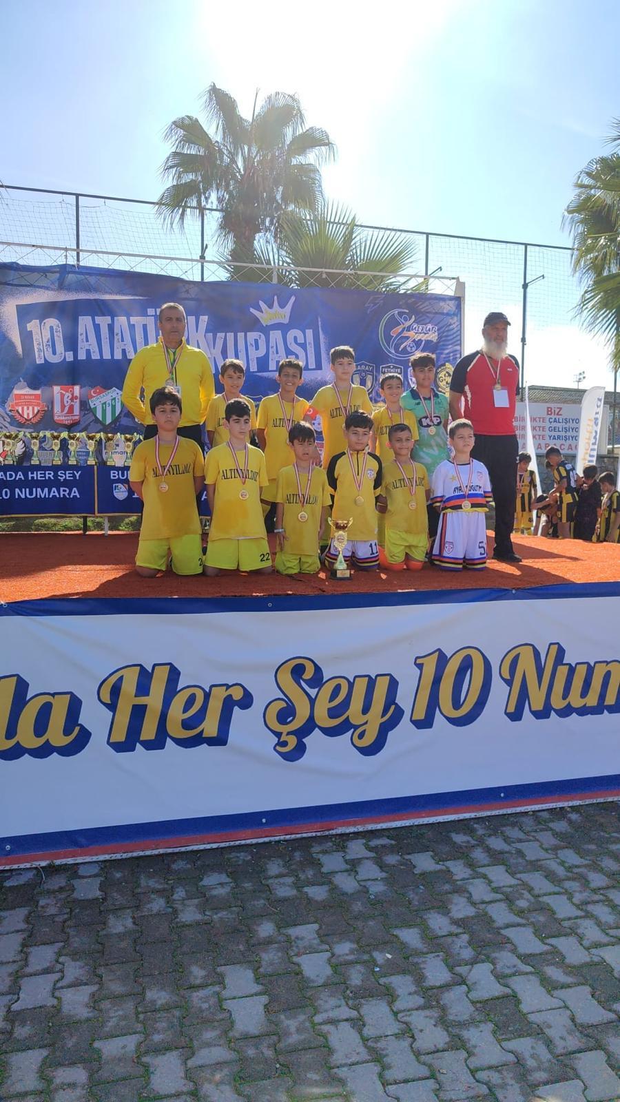 U11 2015 yaş grubu Atatürk Kupası sahnesinde sarı forma takım pozu