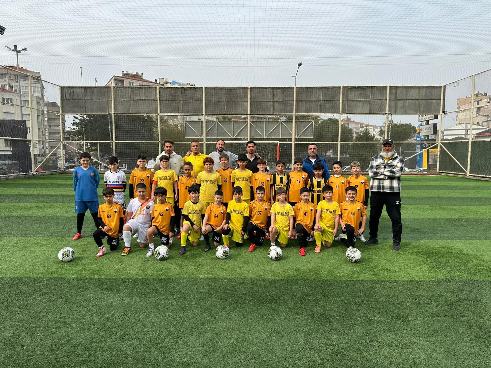 U11 2015 yaş grubu sarı forma saha takım pozu