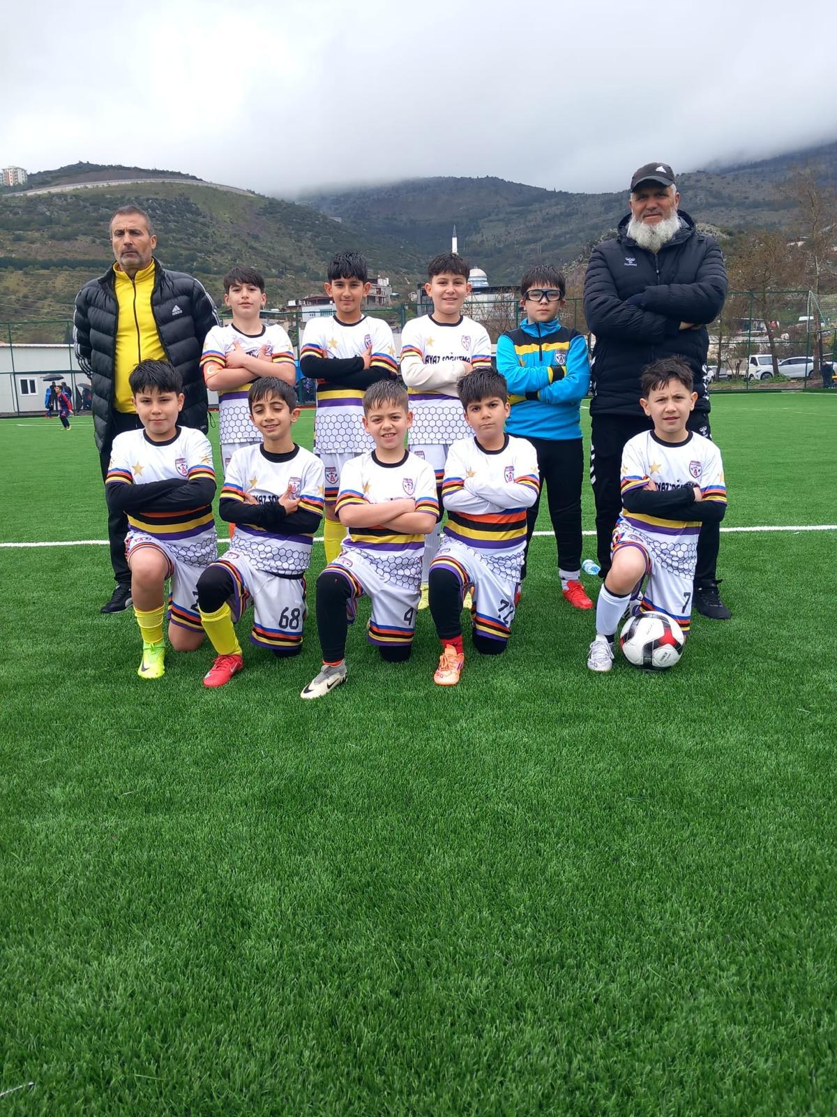 U11 2015 yaş grubu beyaz forma saha takım pozu