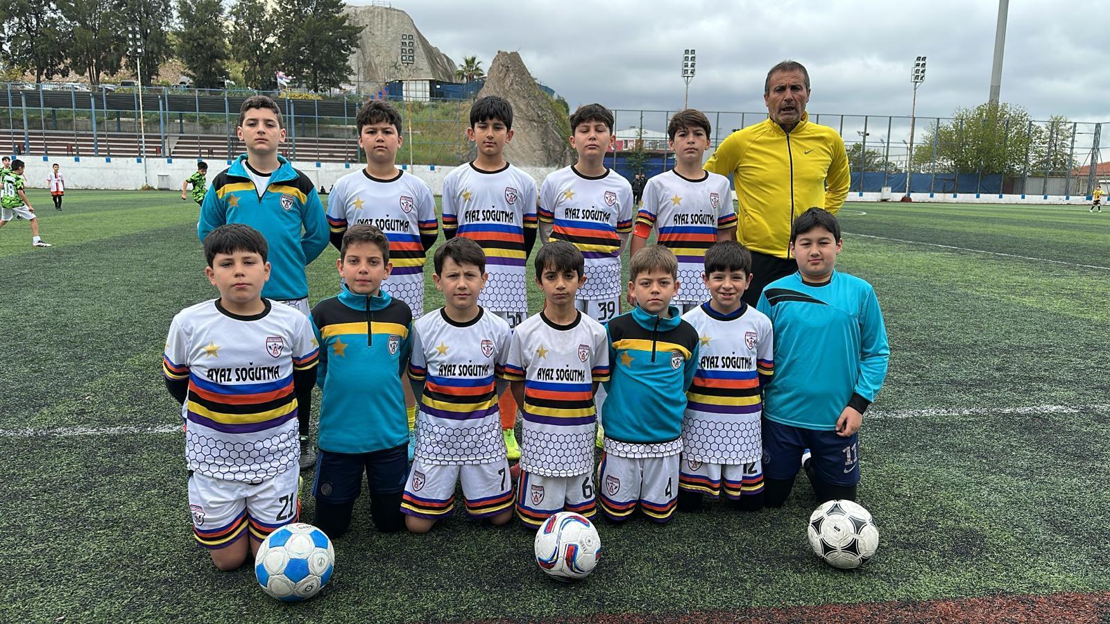 U11 2015 yaş grubu yeşil yelekli antrenman takım pozu