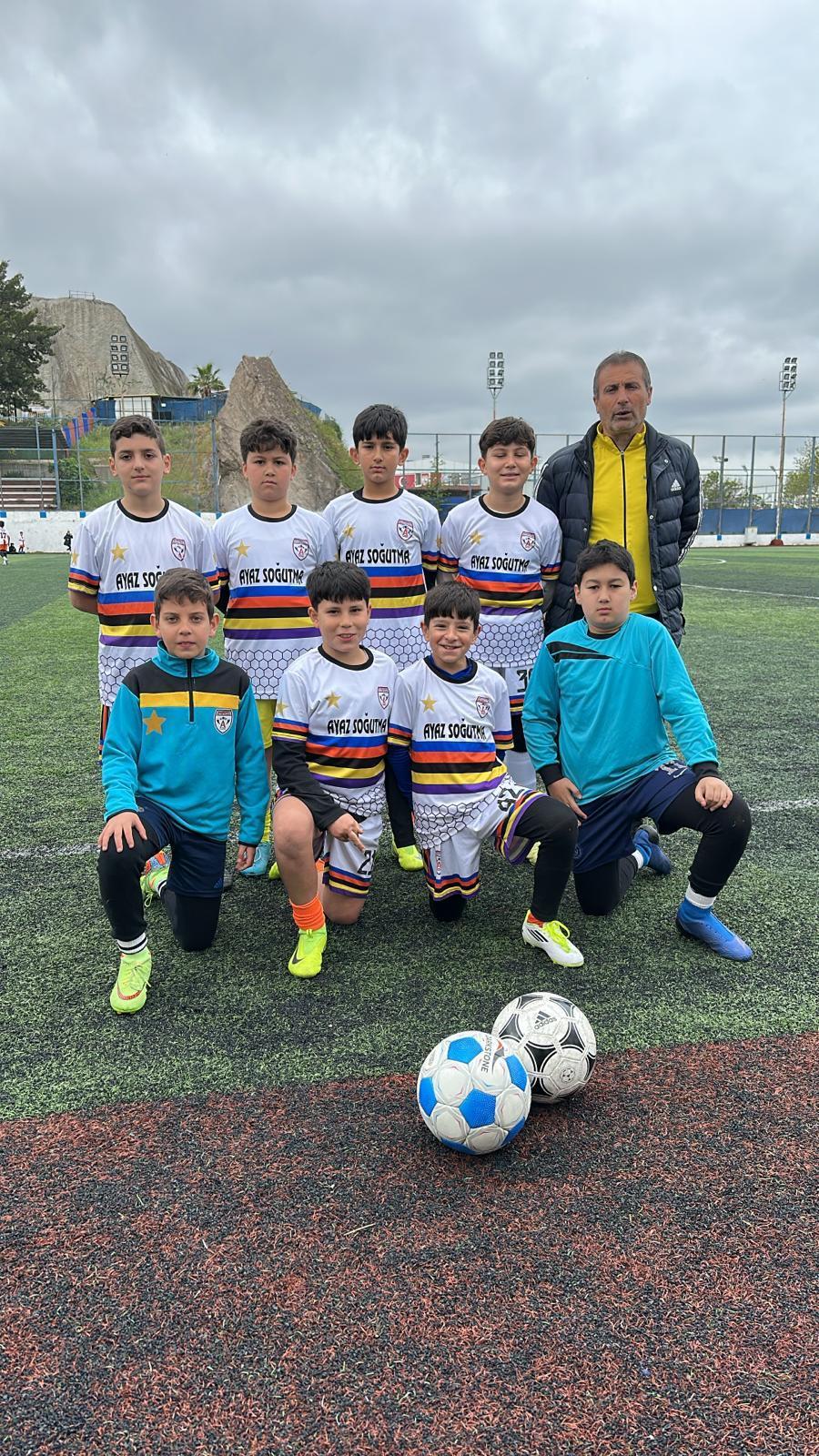 U11 2015 yaş grubu toplarla antrenman takım pozu