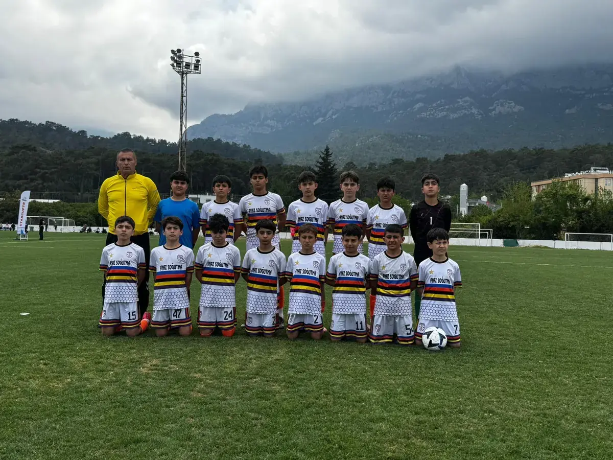 U12 2014 yaş grubu beyaz forma takım fotoğrafı