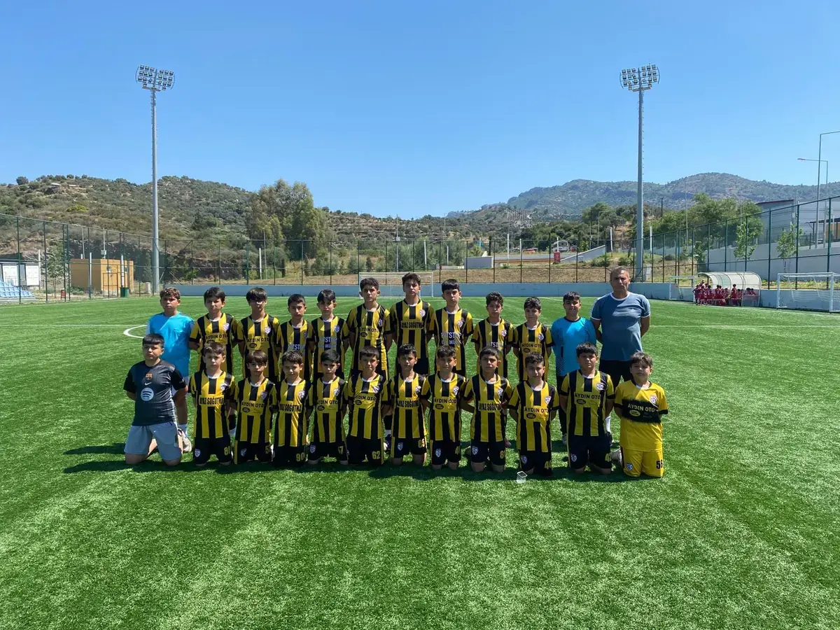 U12 2014 yaş grubu sarı siyah forma takım pozu
