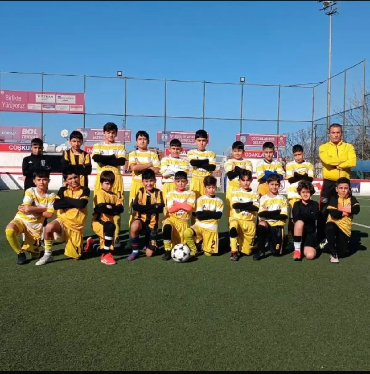 U13 sarı siyah forma takım fotoğrafı