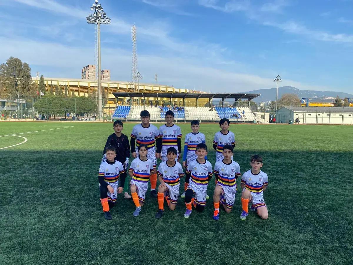 U13 beyaz forma saha pozu