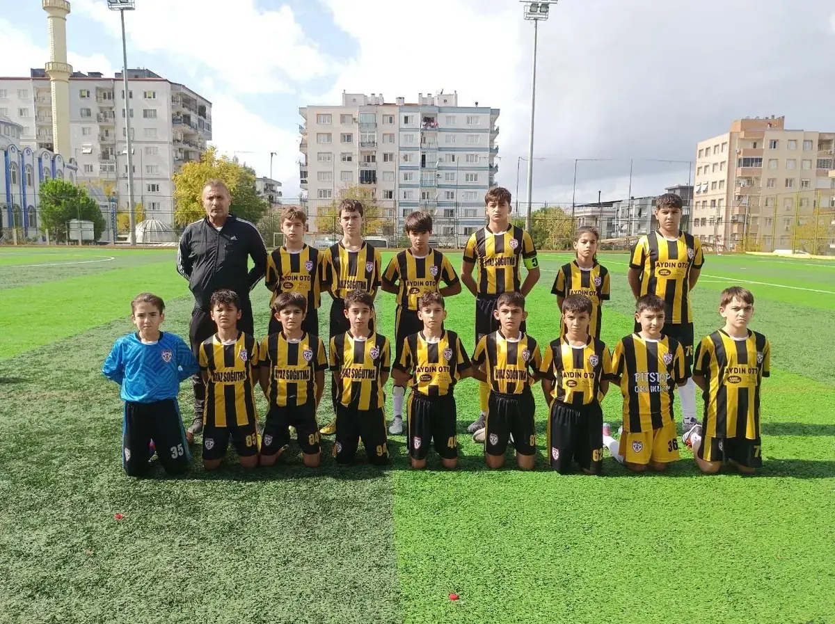 U14 2012 yaş grubu sarı siyah forma takım pozu