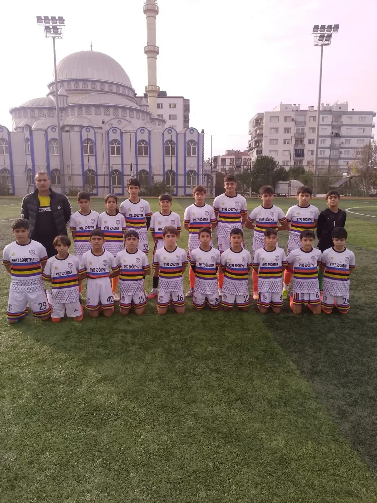 U14 2012 yaş grubu beyaz forma takım pozu