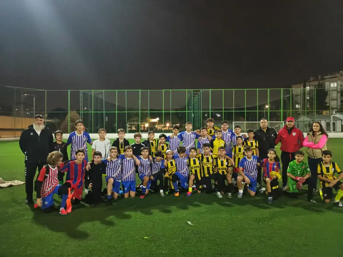 U14 2012 yaş grubu gece maç sonu toplu fotoğraf